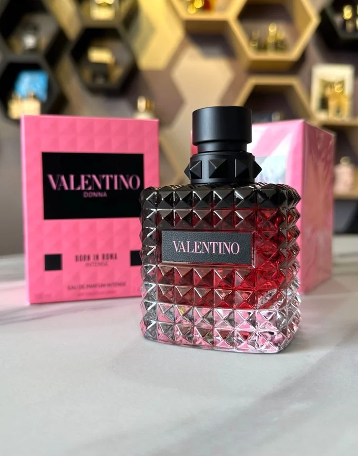 a1871ec10e130c28afb9370491b8ea5d (1) Donna Born in Roma Purple Melancholia Valentino pour femme 100ml – Image 1