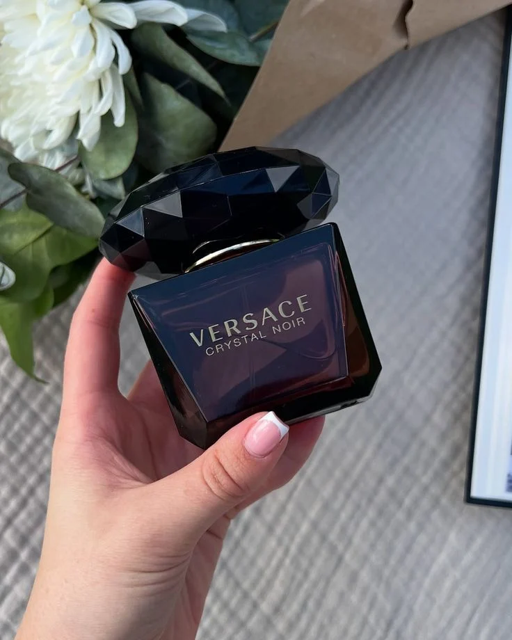 addec00094a7066e1e28e77725fbe2cf Crystal Noir Parfum Versace pour femme 90ml – Image 1